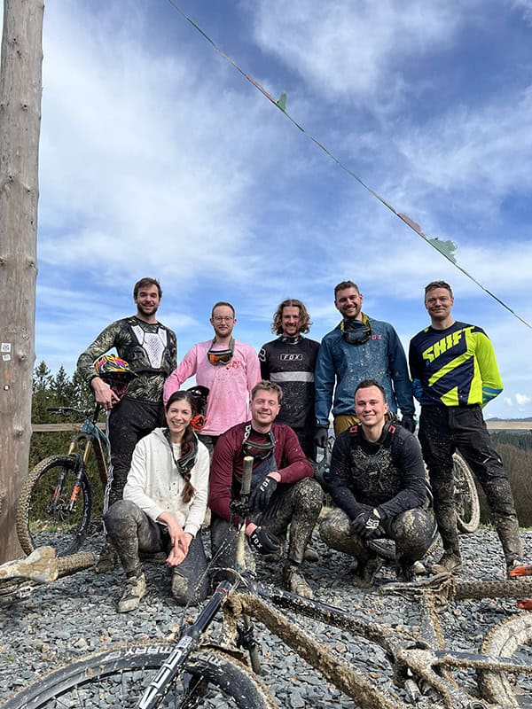 - Jemandes 30. Geburtstag Trend, Freunde beim Mountainbiken im Freien feiern.