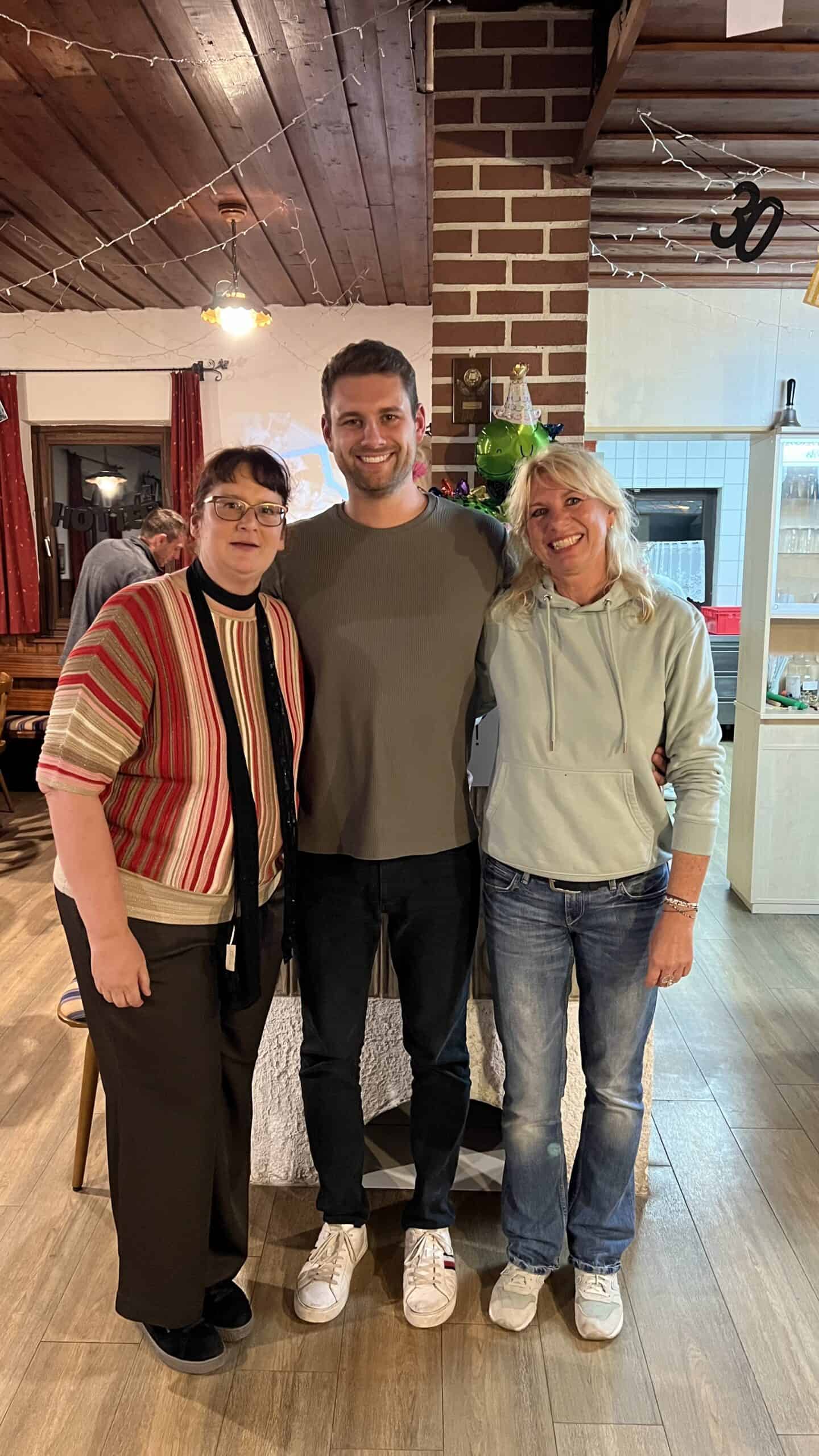 30. Glückwünsche zum 30. Geburtstag, Feier mit Freunden und Familie, fröhliches Beisammensein, Geburtstag im gemütlichen Zuhause.