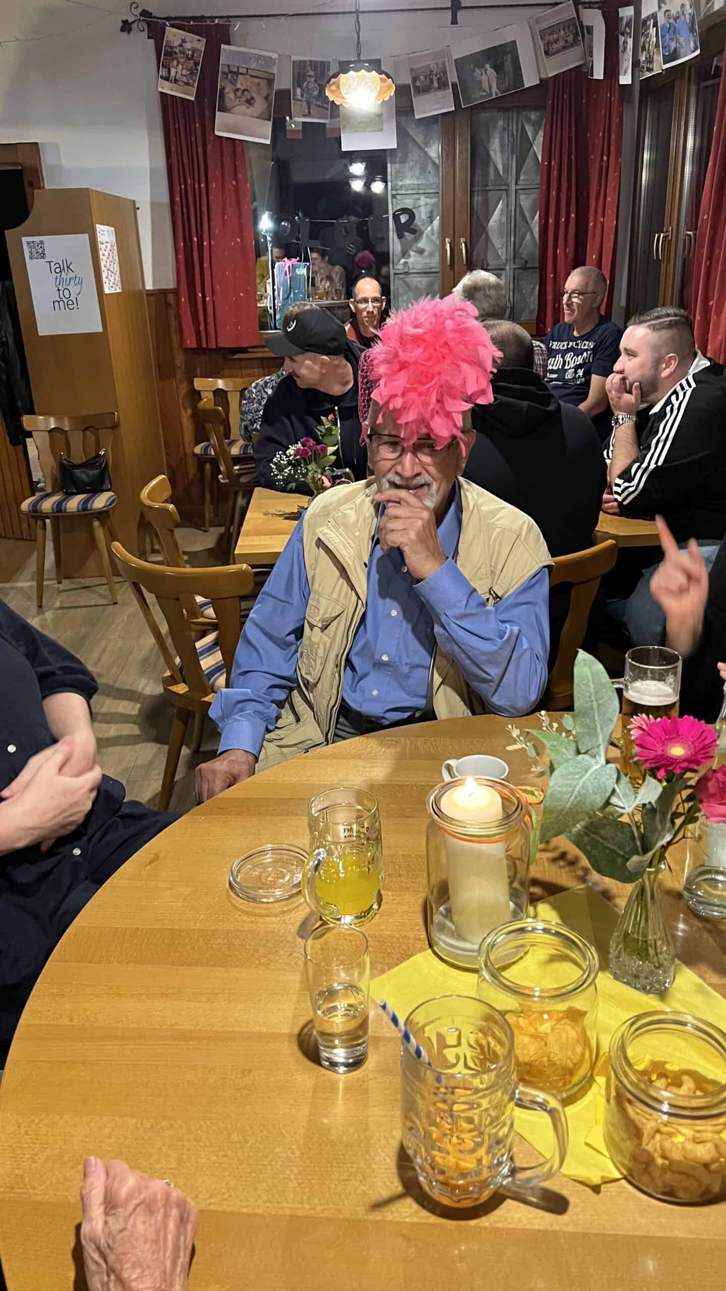 Fröhlicher Geburtstag im gemütlichen Ambiente mit Freunden, festliche Dekoration und Überraschungen zum 30. Geburtstag.