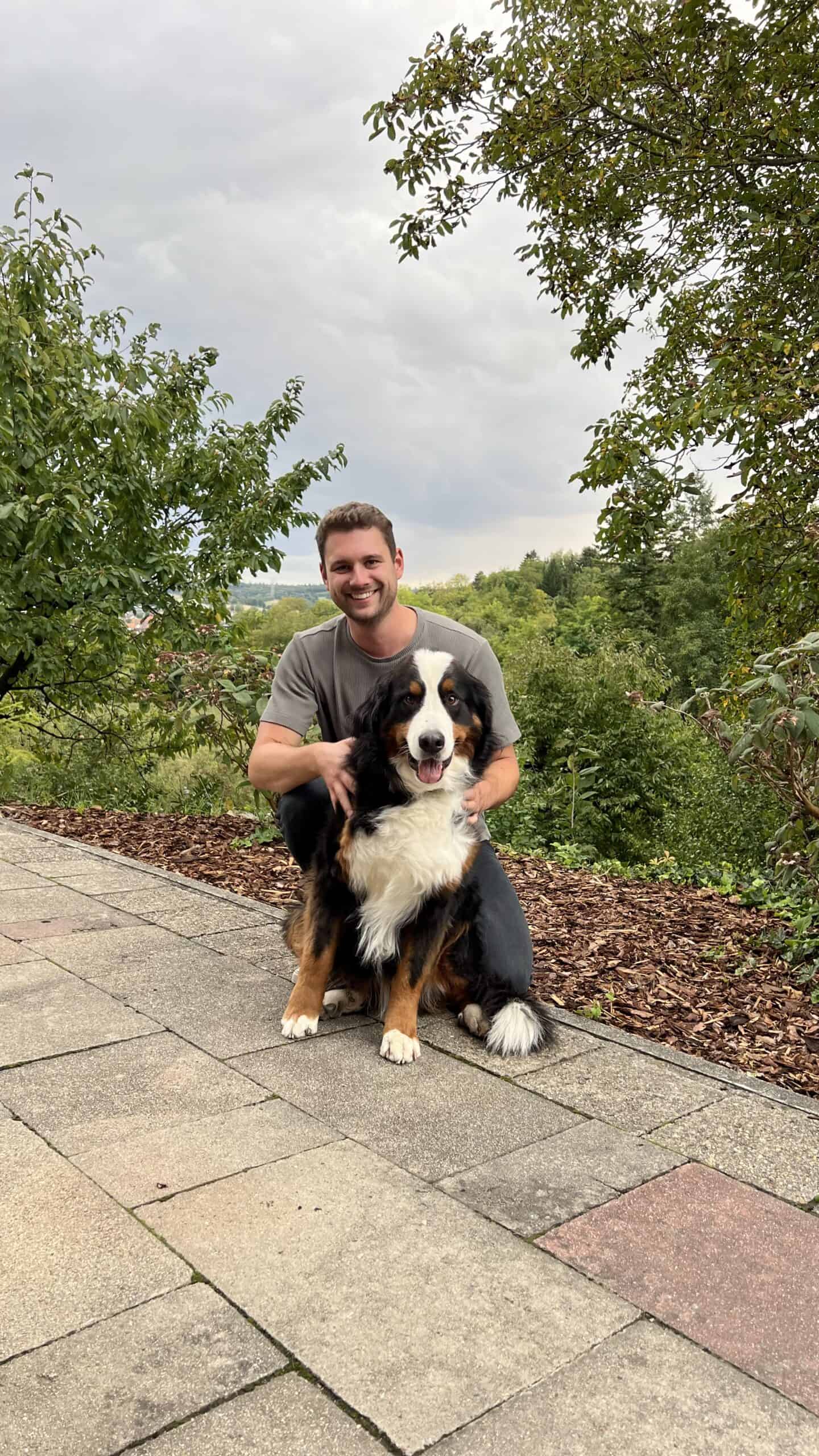 Lustiger Mann mit Hund im Grünen, Natur und Gemeinschaft.