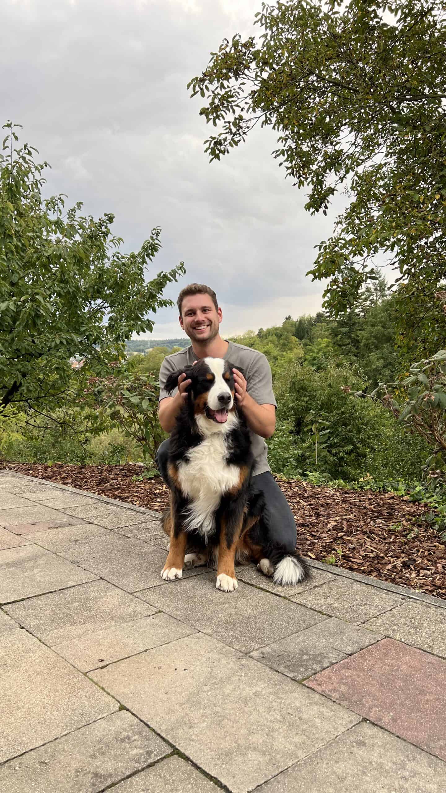 Hundefreund mit bernischem Hund im Grünen, Spaß und Freude am Geburtstag.
