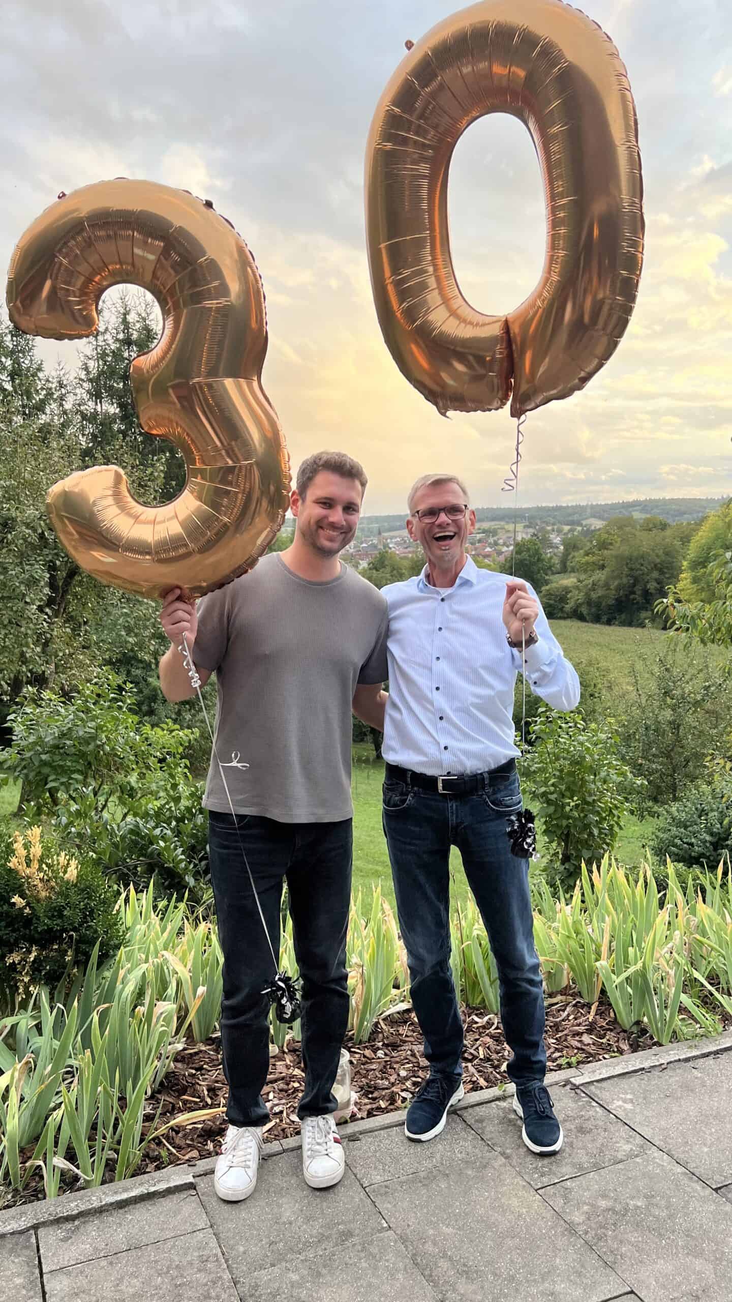 3. Frohe 30. Geburtstag, gefeiert mit Freunden, Ballons und schöner Aussicht.