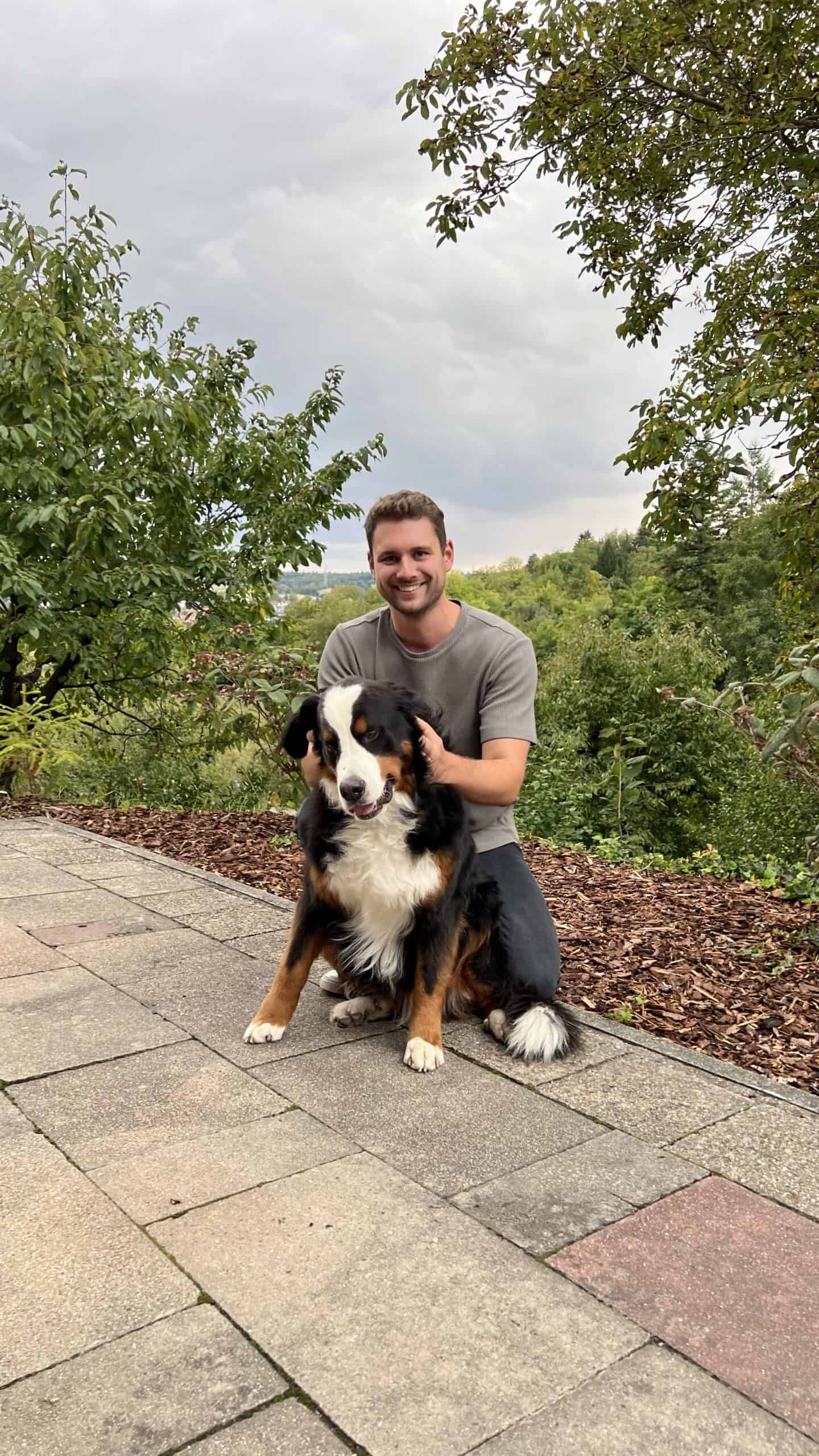 Hundedame und junger Mann im Park, Natur, Freude, Geschenk zum 30. Geburtstag, Freundschaft.