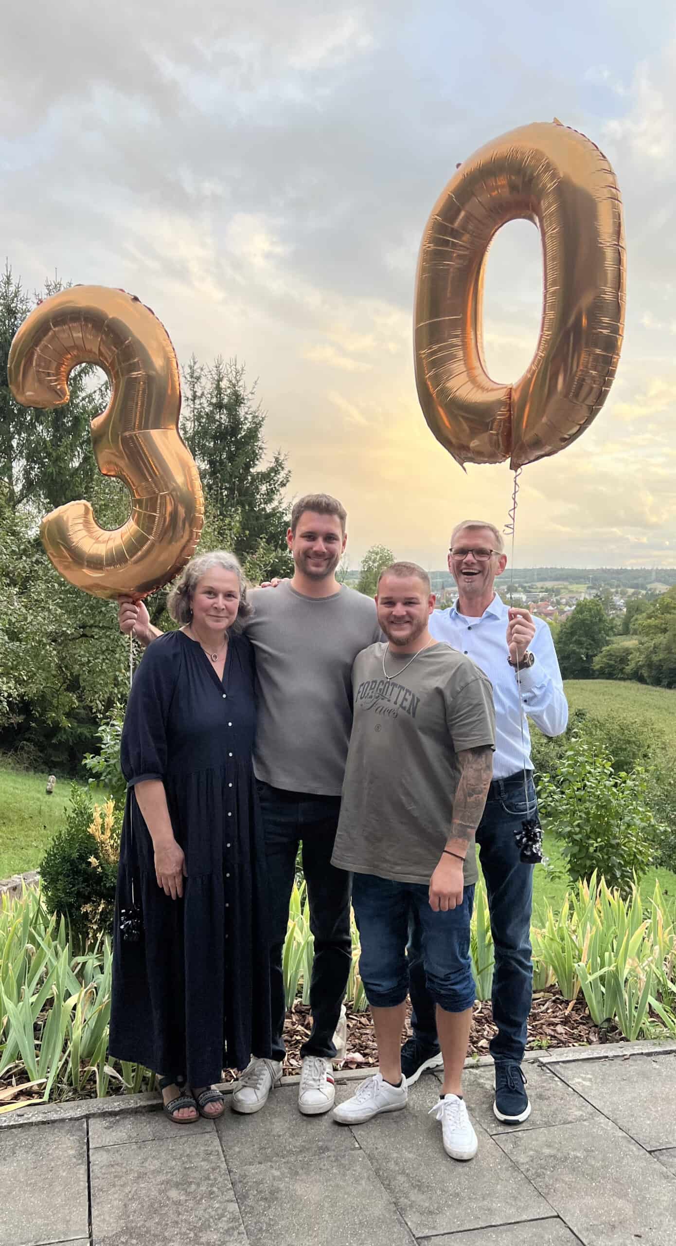 3. Goldene Luftballons in Form von 