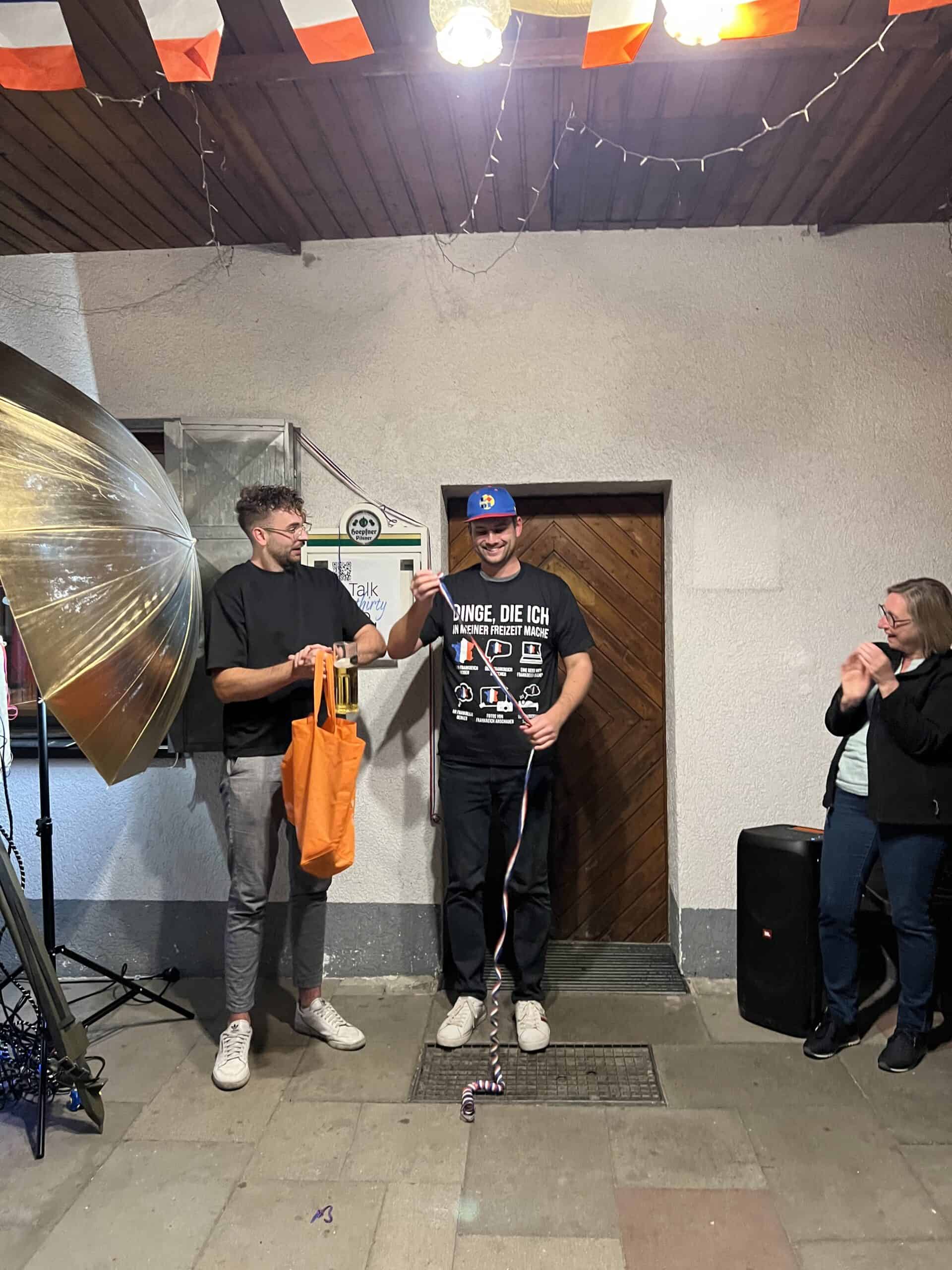 Junge Mann beim 30. Geburtstag, glückliche Stimmung, Geburtstagsfeier, Geschenke und Party, junge Menschen feiern gemeinsam.