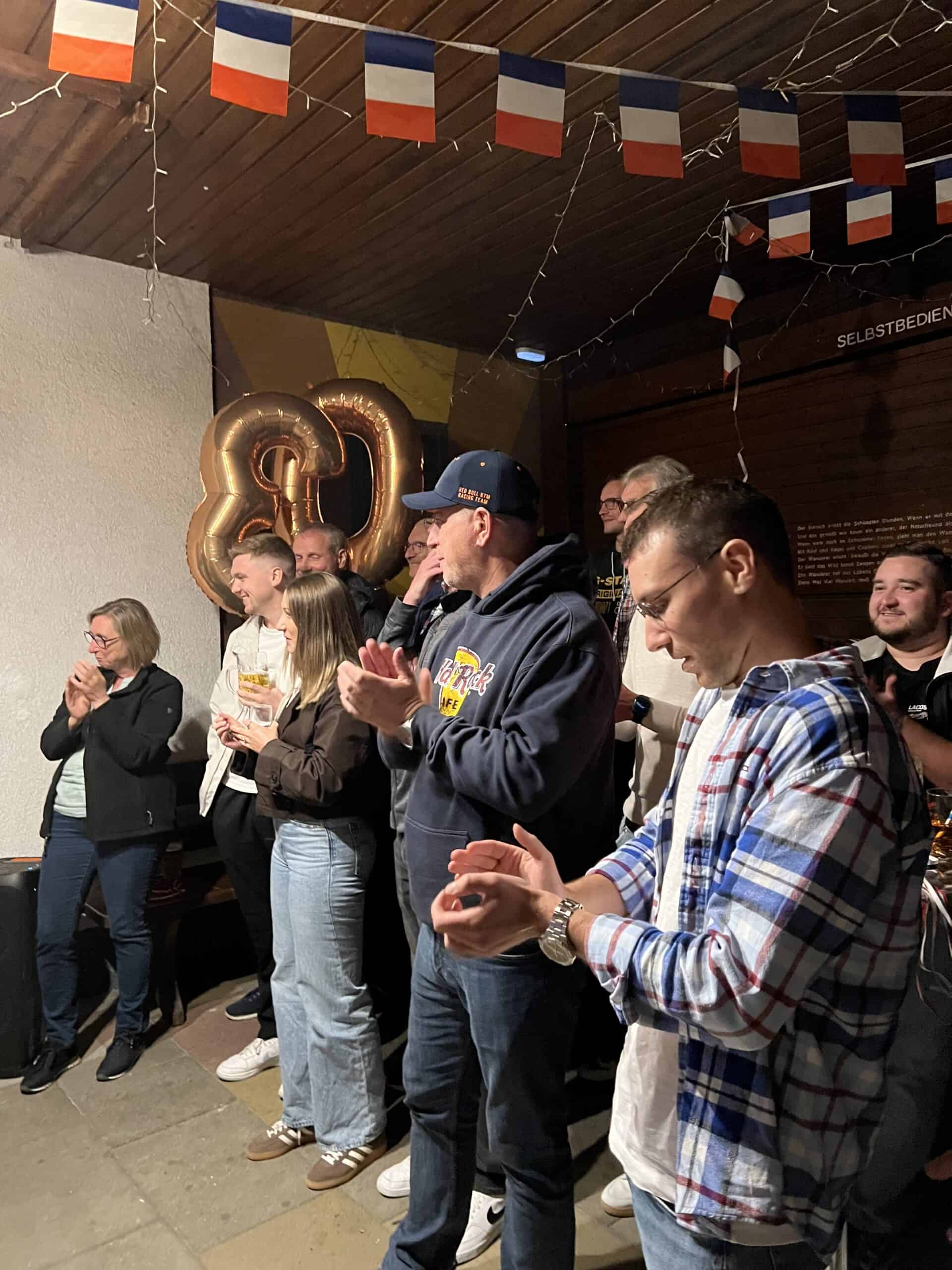 Geburtstagsfeier mit Freunden, Dekoration und feierlicher Stimmung.