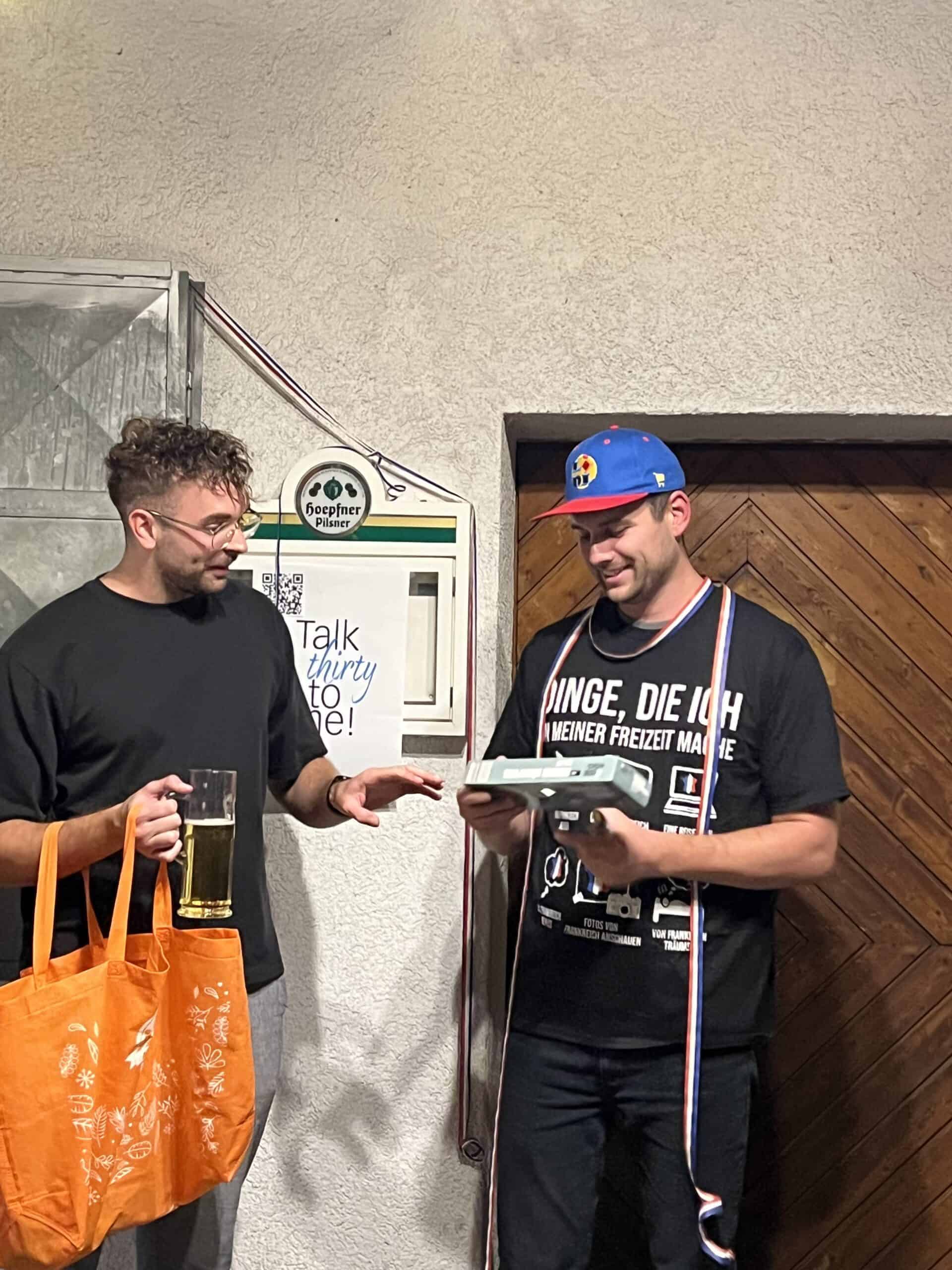 Geburtstagsfeier, junge Männer feiern im Restaurant, Geburtstagsgeschenk, Freunde, Geschenke, Bier, Geburtstag, Party, Männer, Feier.