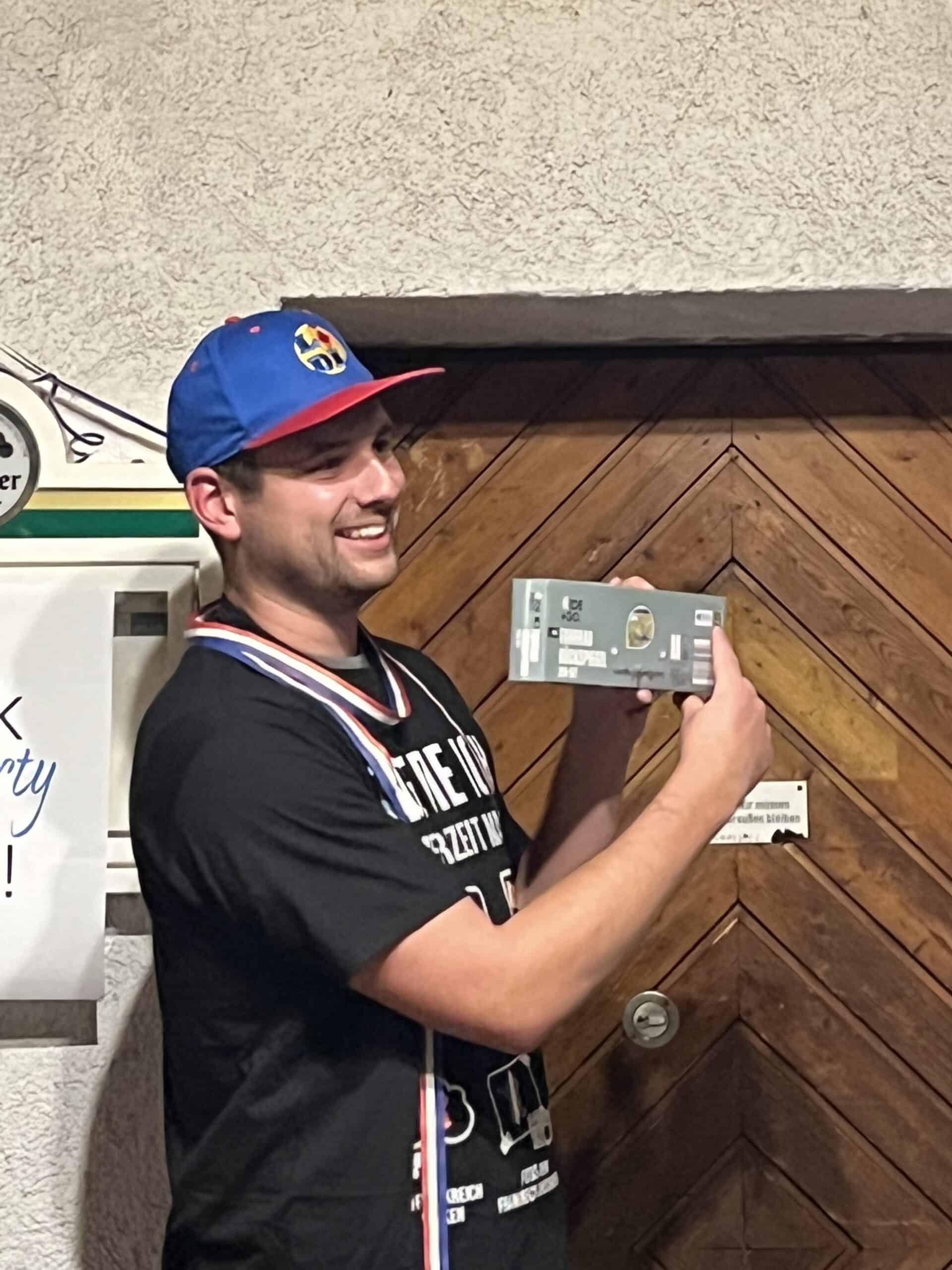 Vater feiert den 30. Geburtstag mit Geschenken und Freude.