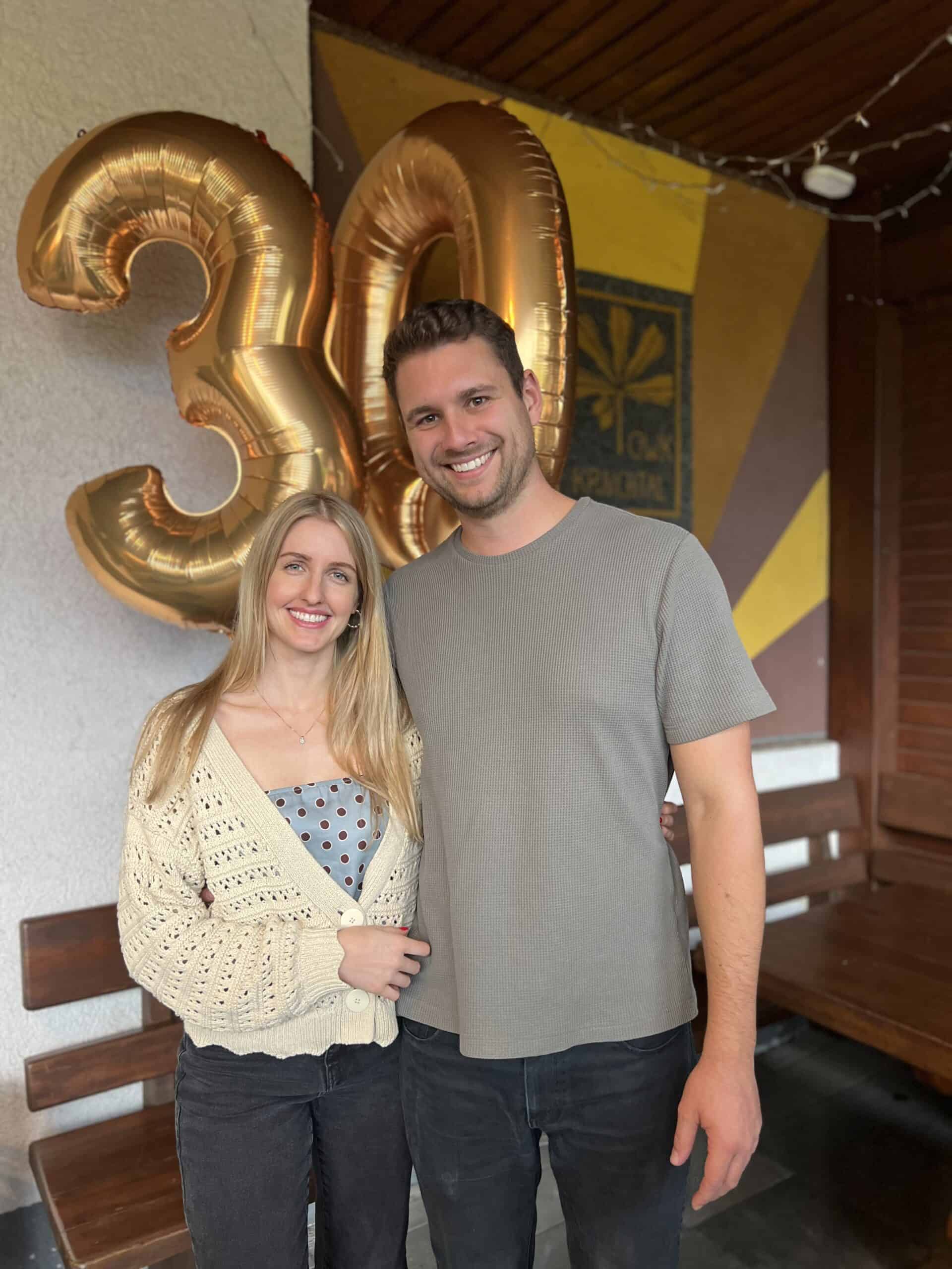 29er Geburtstagsdeko, Freunde feiern 30. Geburtstag mit Ballons.