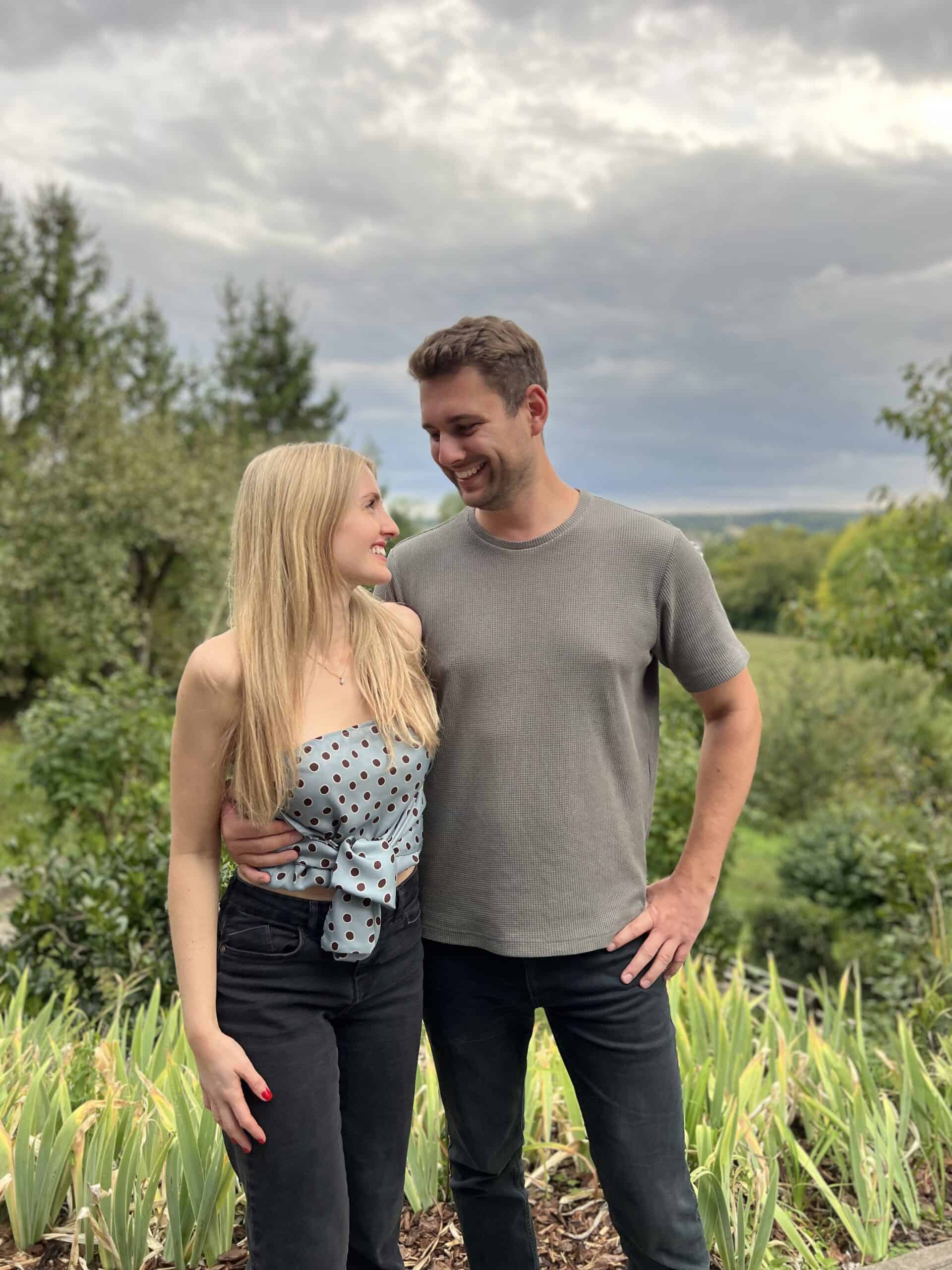 Liebendes Paar im Freien, glückliches Mädchen und junger Mann beim Spaziergang in der Natur.