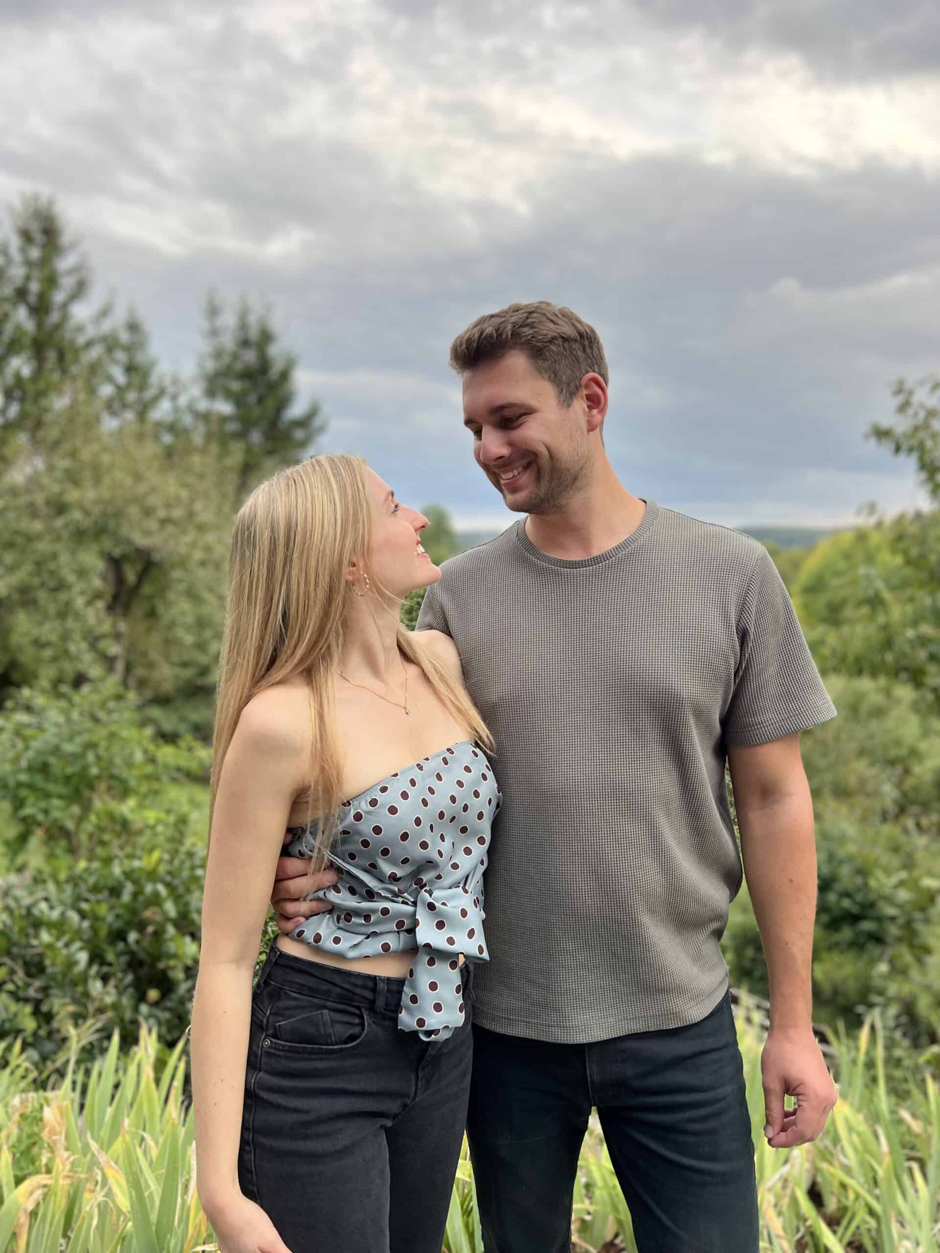 Liebevolles Paar feiert den 30. Geburtstag im Freien, glückliche Momente, Natur, Liebesglück, besondere Anlässe.