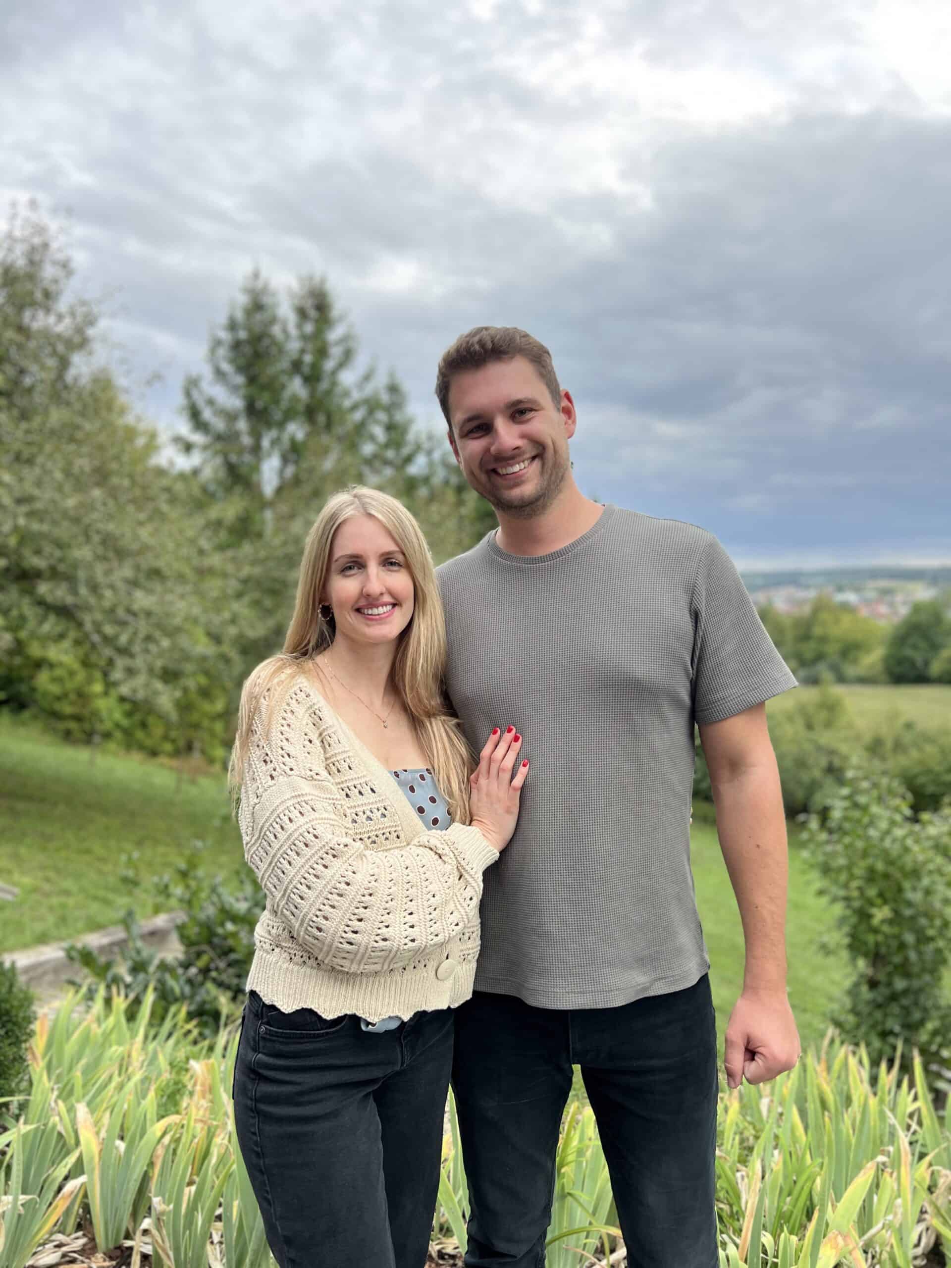 Lächelndes Paar im Park, Geburtstag, Glück, gemeinsam feiern, Natur, 30. Geburtstag, Liebe, Freundschaft, schöne Erinnerungen, outdoor, Glücksmoment.