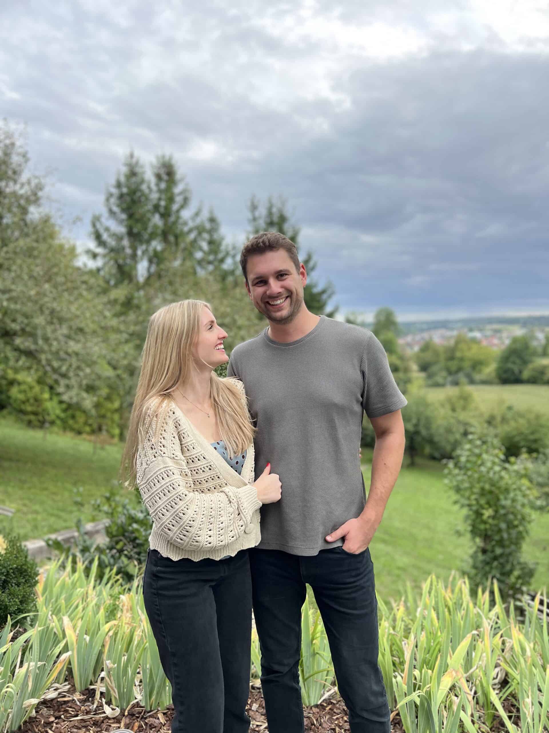 Fröhliches Paar im Grünen, Geburtstag, Natur, glückliche Stimmung, herrliches Wetter, liebevoll, Naturkulisse, Freundschaft, Lächeln, Freude.