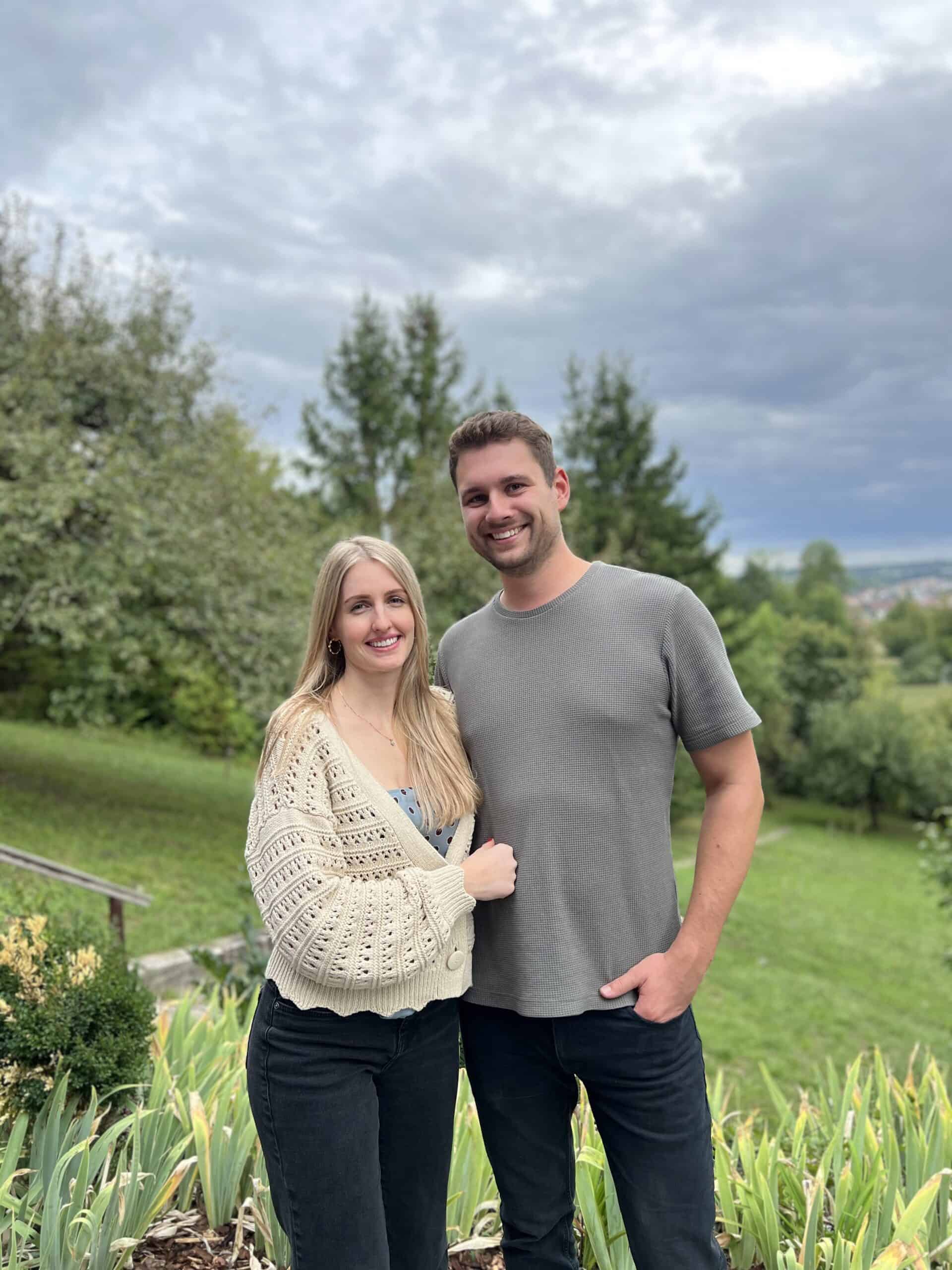 Freundliches Paar im Grünen bei einem Geburtstag im Freien.