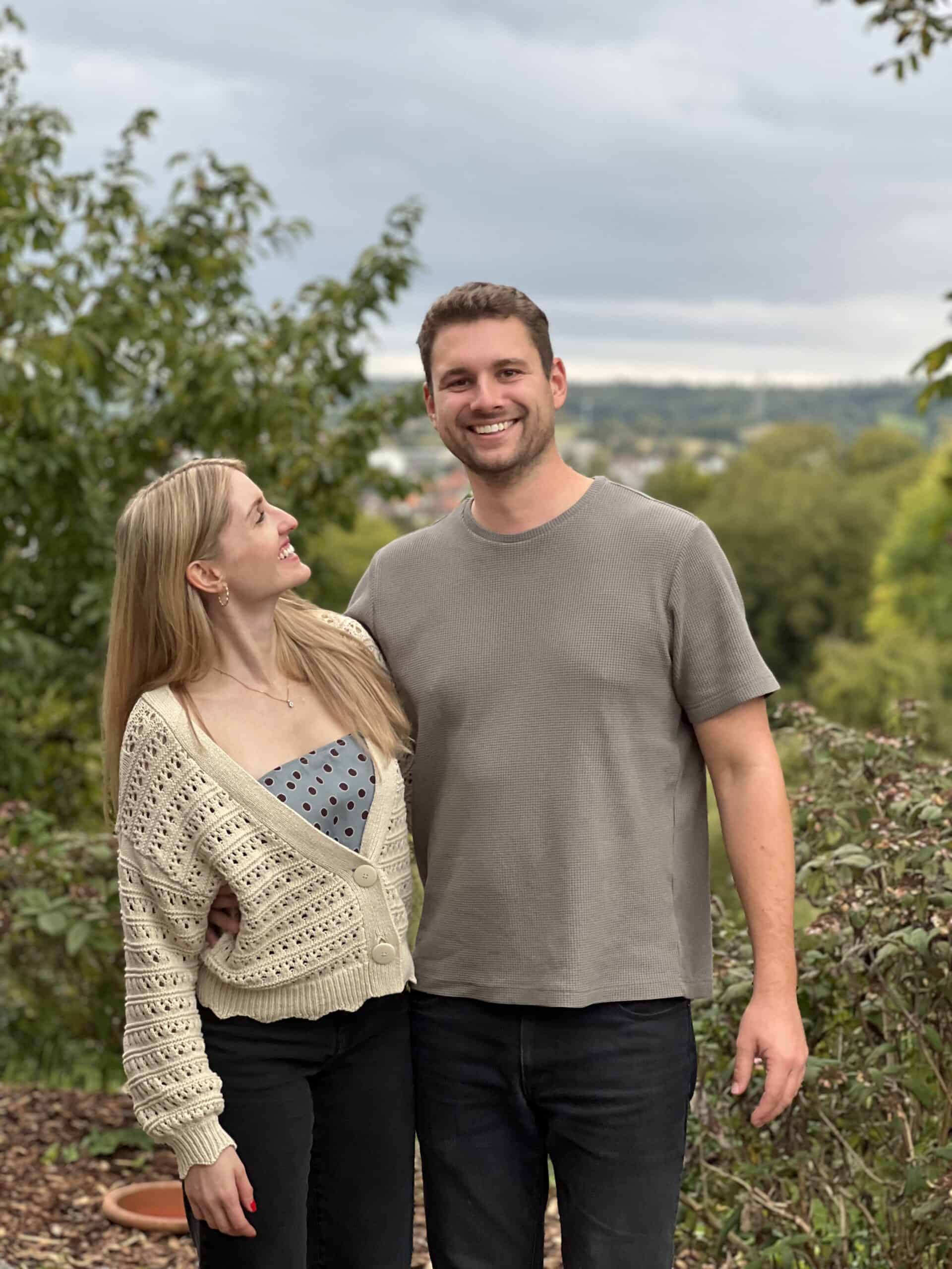 Großer Mann und Frau lachen im Park an ihrem 30. Geburtstag, Freude, Liebe und Glück.