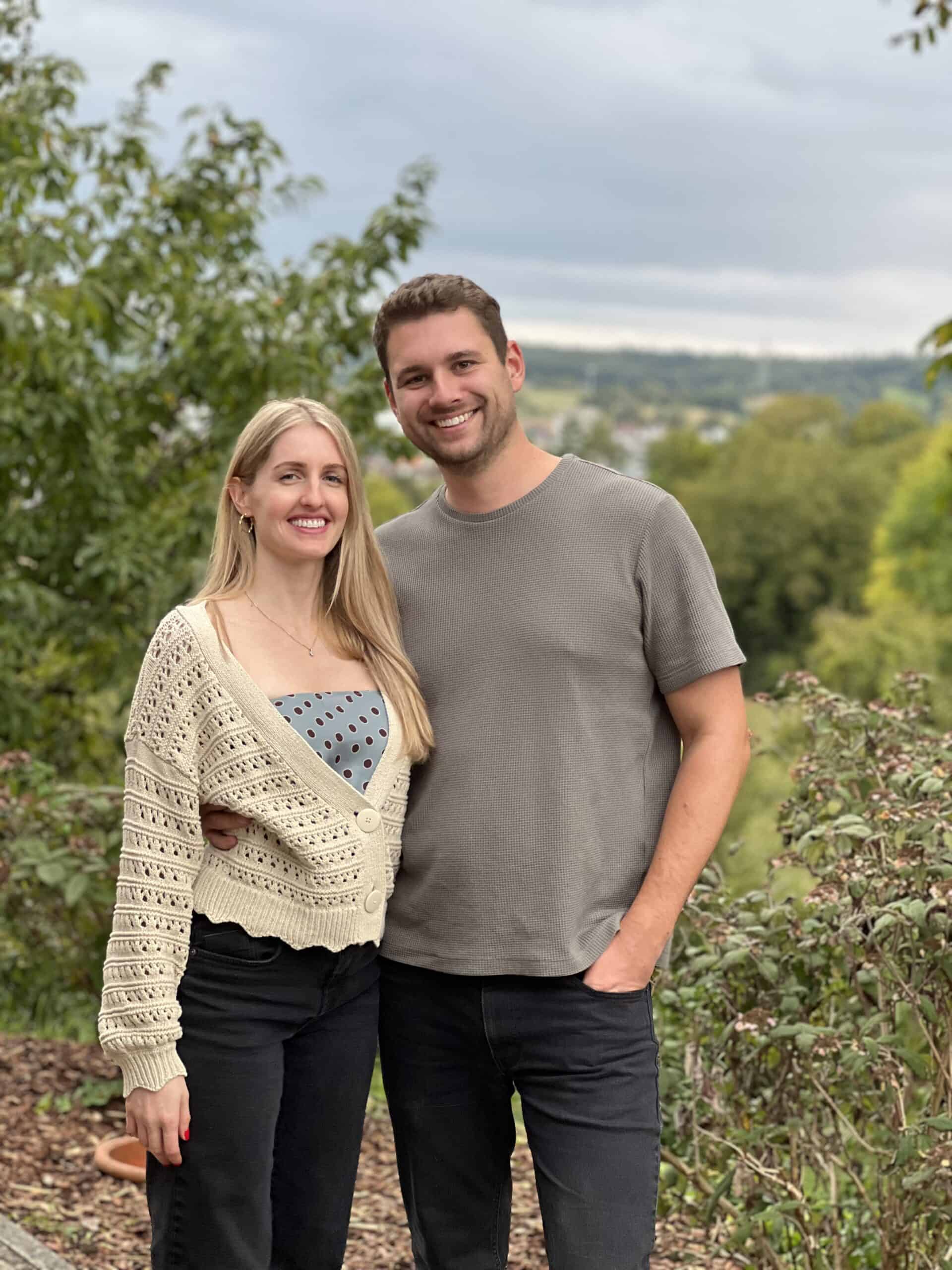 Fröhliches Paar beim Spaziergang im Grünen, Natur, gemeinsame Zeit, ländliche Umgebung, Freizeit, Liebe, Freundschaft, entspannte Stimmung.