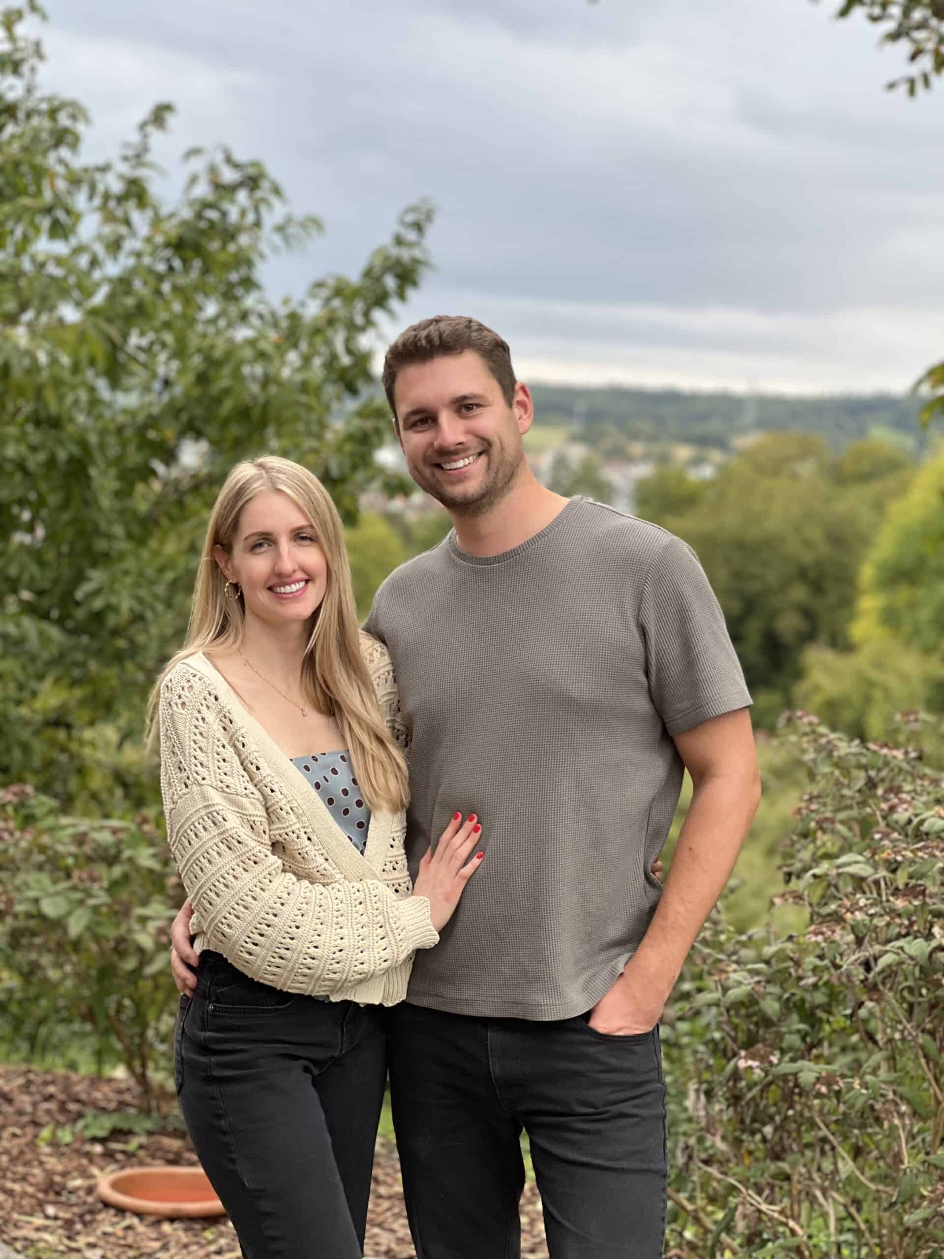 Blumen mäßige Feier für Yannik, 30. Geburtstag, outdoor Fotoshooting in natürlicher Umgebung, Freunde, Familie.