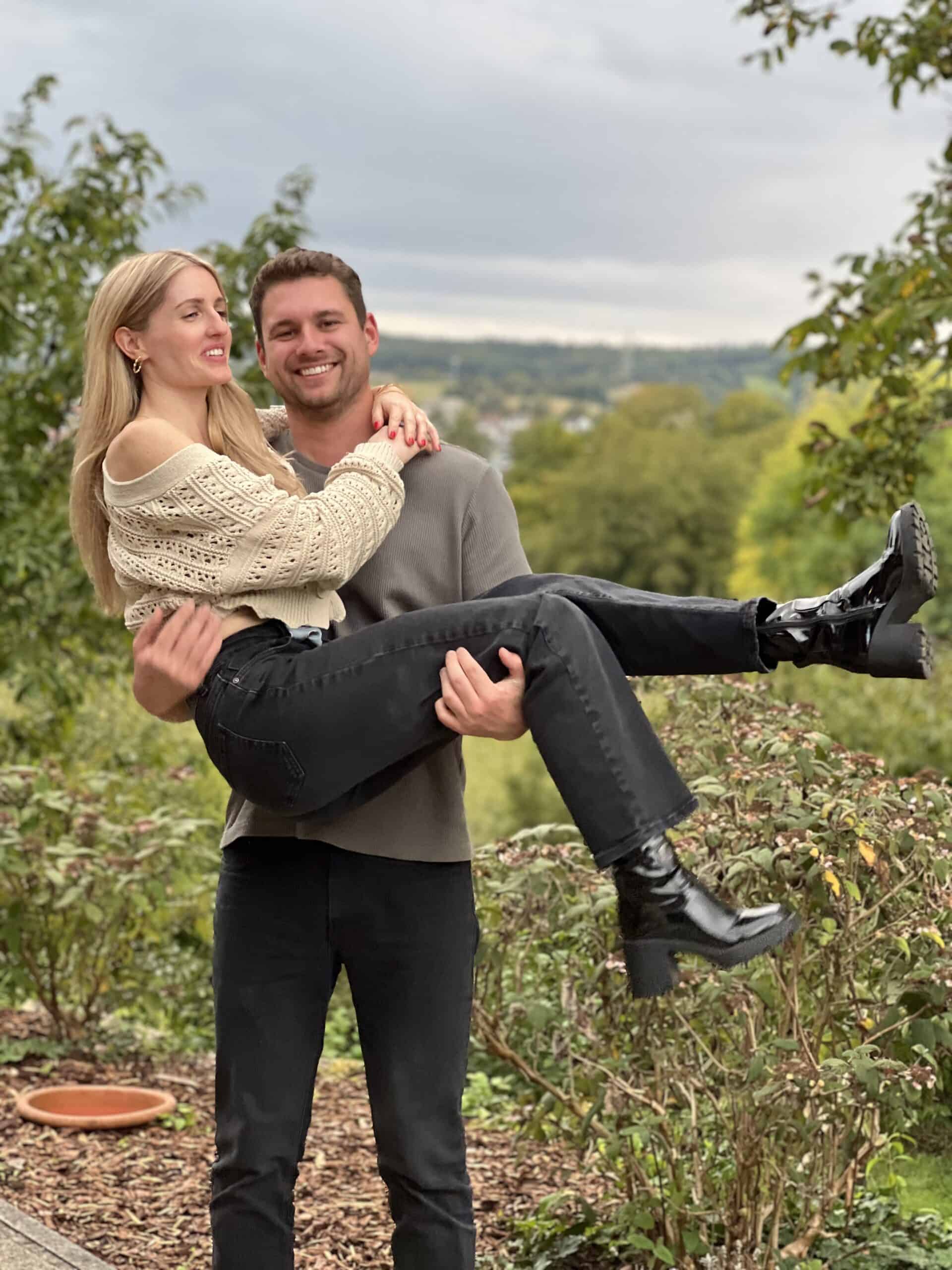 Blumenstrauß mit „Herzlichen Glückwunsch“-Botschaft und Geburtstagstorte, ideal für eine Geburtstagsfeier.