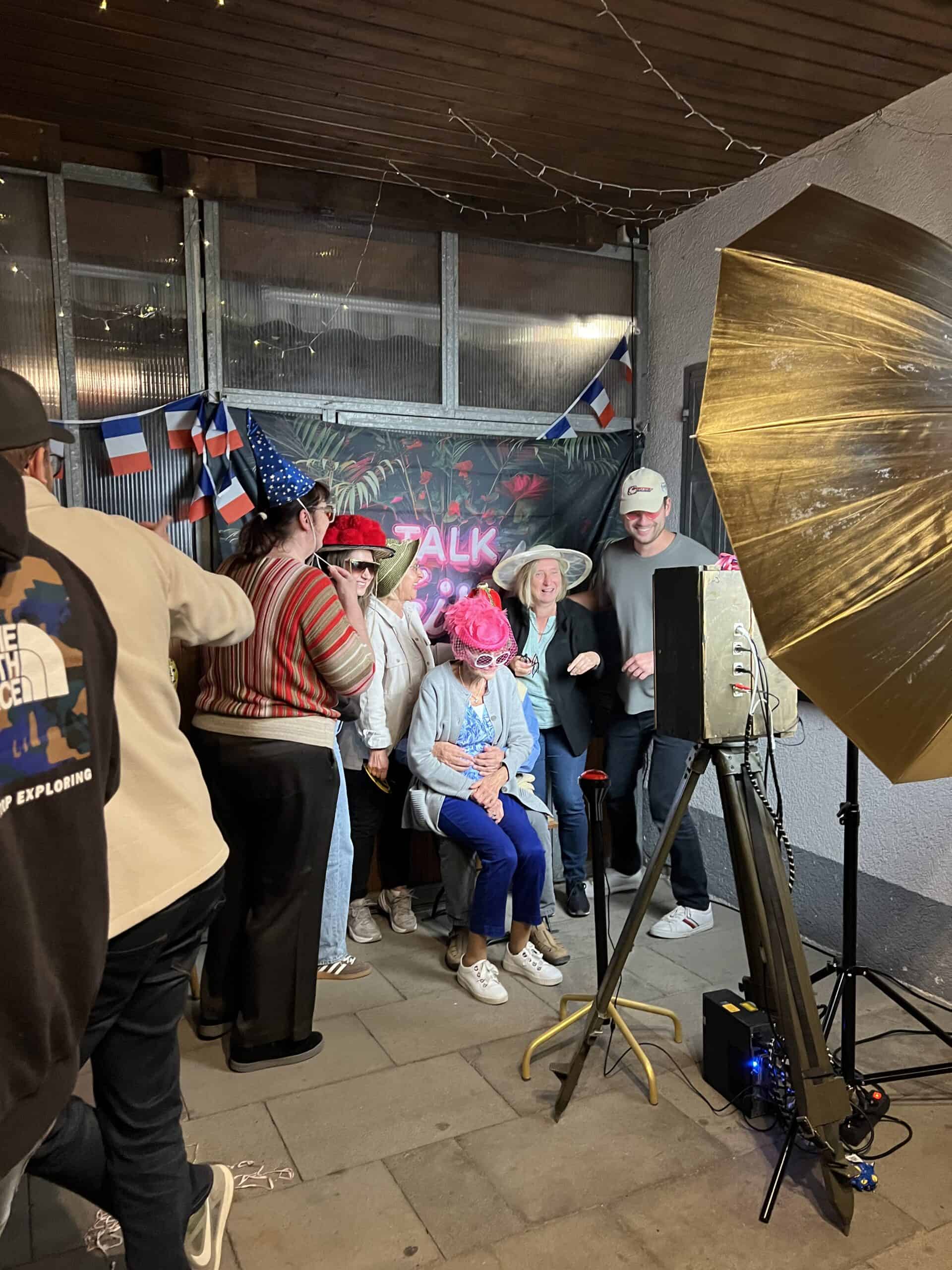 Fröhliche Geburtstagsfeier mit Freunden, Fotobox, Partyhüten und Dekorationen für Yannik’s 30. Geburtstag in gemütlicher Atmosphäre.